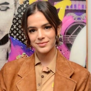 Nova bolsa queridinha de Bruna Marquezine é compacta e de couro. Saiba mais detalhes!