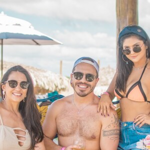 Mileide Mihaile curte Jericoacoara com companhia de Cléa Girão e João Berlezzi