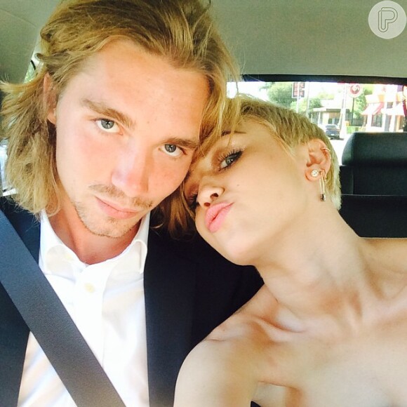 Jesse Helt, amigo sem-teto de Miley Cyrus, discursou pela cantora no VMA 2014