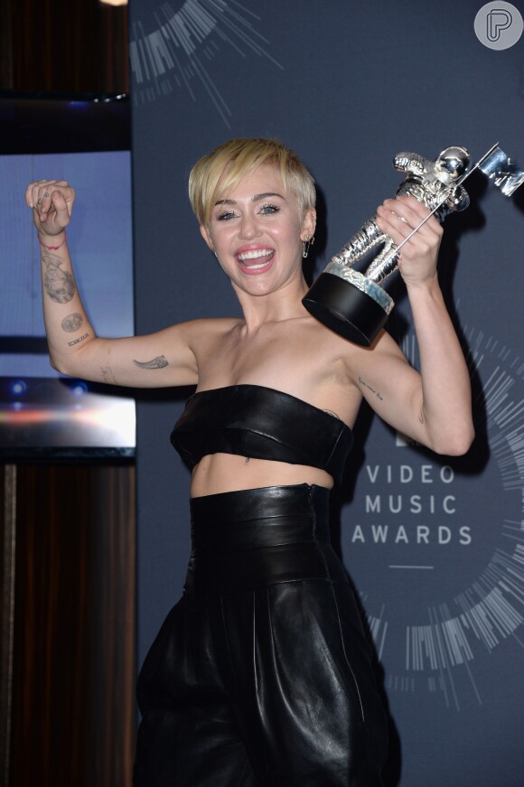 Miley Cyrus ganhou o prêmio de Vídeo do Ano com 'Wrecking Ball' no VMA 2014