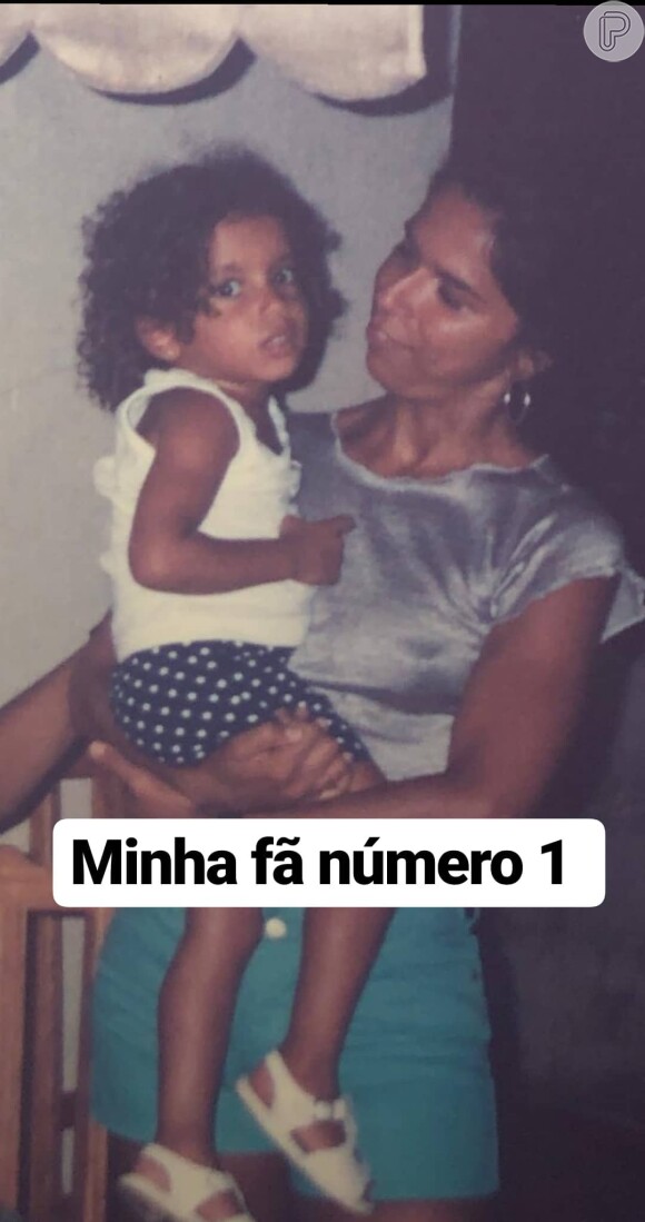 Anitta compartilhou uma foto sua na infância na qual aparecia no colo da mãe: 'Minha fã número 1'