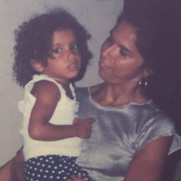 Anitta compartilhou uma foto sua na infância na qual aparecia no colo da mãe: 'Minha fã número 1'