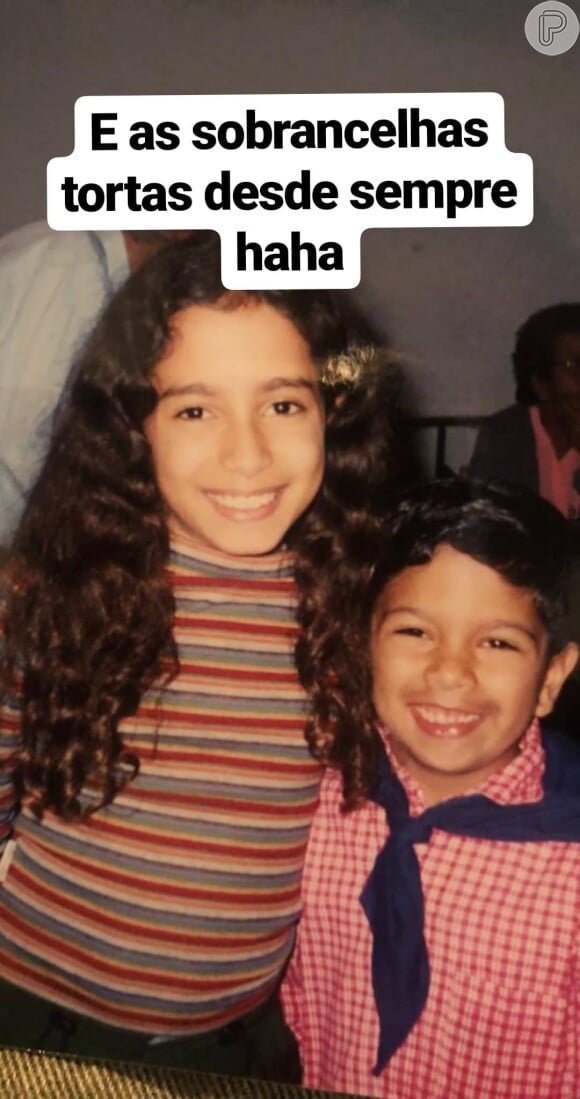 Anitta compartilhou fotos da infância mostrando que tinha cabelo cacheado