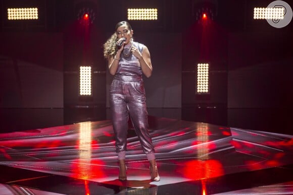 Anitta apareceu de cabelo cacheado ao participar do 'The Voice Brasil'
