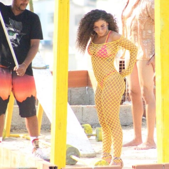 Anitta se viu no centro de uma polêmica diante do clipe de 'Muito Calor': 'Quando eu era criança meu cabelo era mais enrolado que esse do vídeo'