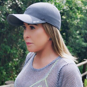 Zilu possui uma tatuagem abstrata com borboletas nas costas