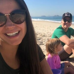 Thais Fersoza e Michel Teló levaram os filhos a uma praia do Rio de Janeiro nesta quinta-feira, 11 de julho de 2019