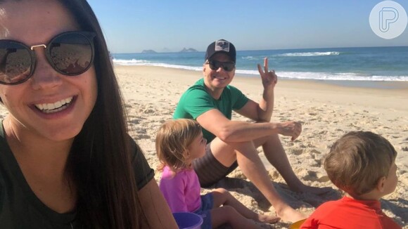 Thais Fersoza e Michel Teló levaram os filhos a uma praia do Rio de Janeiro nesta quinta-feira, 11 de julho de 2019