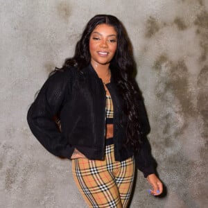 Ludmilla aposta em conjunto Vintage Check da Burberry para festa