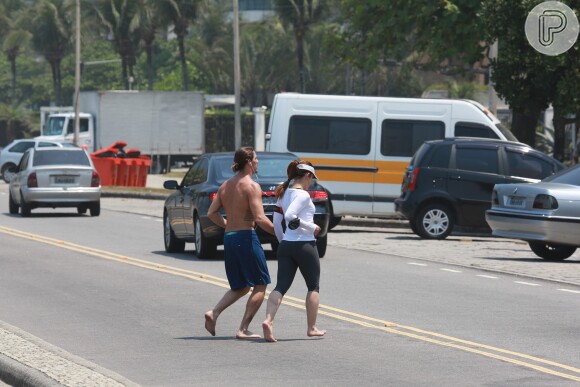 Cleo Pires e Romulo Neto vão embora descalços pelas ruas de São Conrado, no Rio