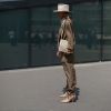Looks do street style das semanas de moda: o terno ganha um estilo inusitado com chapéu e botas