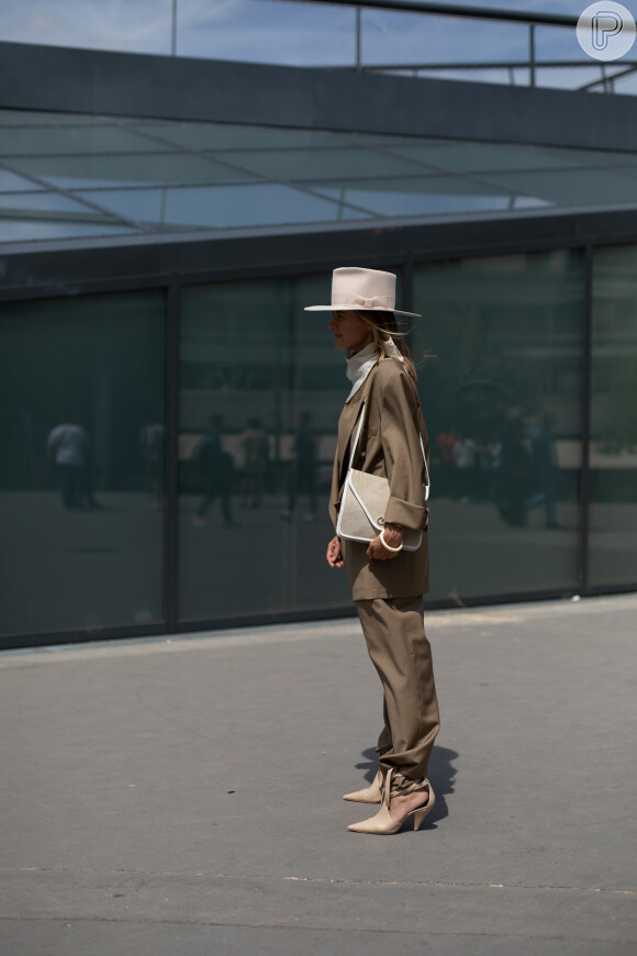 Looks do street style das semanas de moda: o terno ganha um estilo inusitado com chapéu e botas