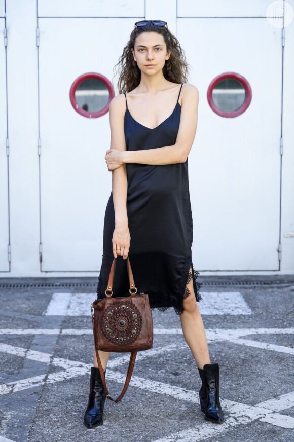 Looks do street style das semanas de moda: o slip dress é bem básico e combina com tudo