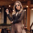  Para festas, a Fashion Stylist Mariana de Moraes criou um look com body de renda preta e calça pantalona metalizada 