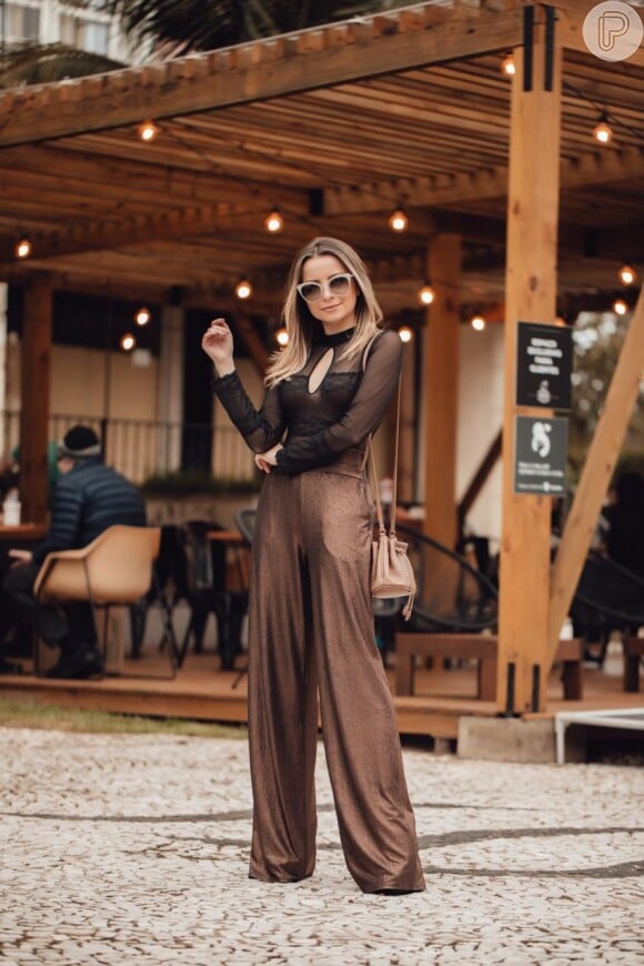 Para festas, a Fashion Stylist Mariana de Moraes criou um look com body de renda preta e calça pantalona metalizada