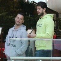 Diego Hypolito e o namorado, Marcus Duarte, são fotografados em ida ao cinema
