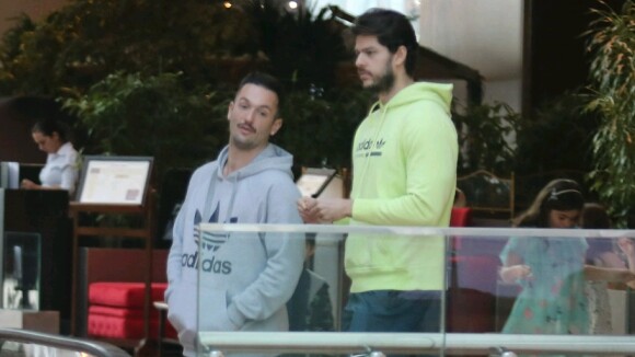 Diego Hypolito e o namorado, Marcus Duarte, são fotografados em ida ao cinema