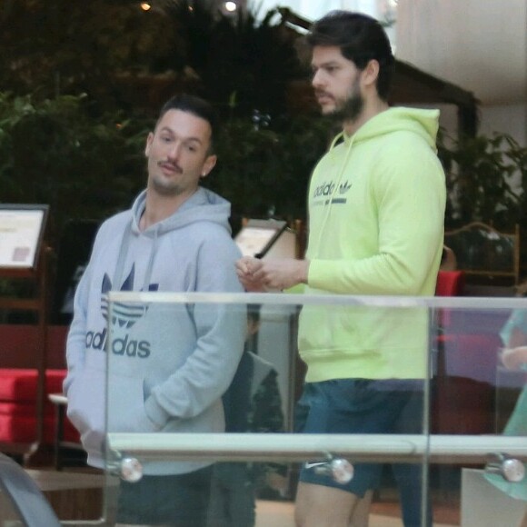 Diego Hypolito e o namorado, Marcus Duarte, são fotografados no shopping Village Mall na Barra da Tijuca, nesta quinta-feira, 18 de julho de 2019