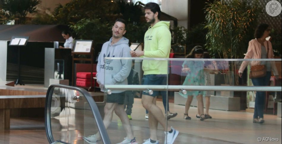 Diego Hypolito e o namorado, Marcus Duarte, são fotografados no ...