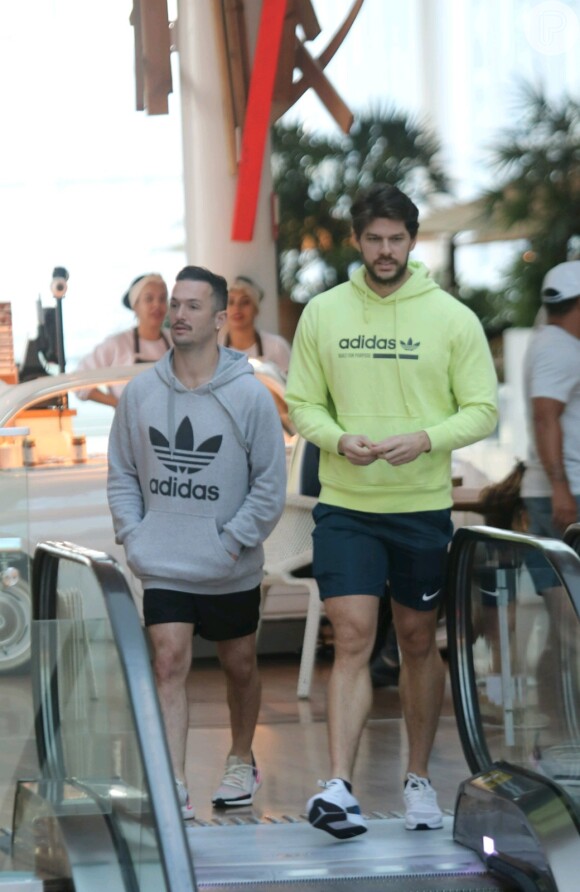 Diego Hypolito e o namorado, Marcus Duarte, elegeram moletom Adidas, bermuda e tênis esportivo para passeio no shopping