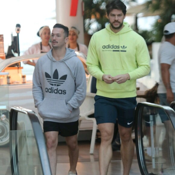 Diego Hypolito e o namorado, Marcus Duarte, elegeram moletom Adidas, bermuda e tênis esportivo para passeio no shopping