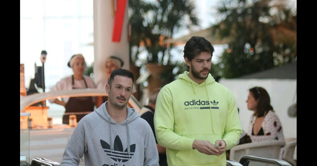 Diego Hypolito e o namorado, Marcus Duarte, são fotografados em ida ao ...
