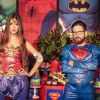 Dupla de Edson, sertanejo Hudson e a mulher, Thayara Cadorini, usaram looks de super-heróis em festa temática pelo aniversário do filho, Davi