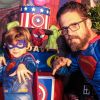 Sertanejo Hudson, dupla de Edson, combinou roupa de Super-Herói com o filho no aniversário do primogênito, Davi