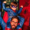 Filho do sertanejo Hudson, Davi esbanjou fofura ao imitar gestos do Super-Homem em sua festa de aniversário