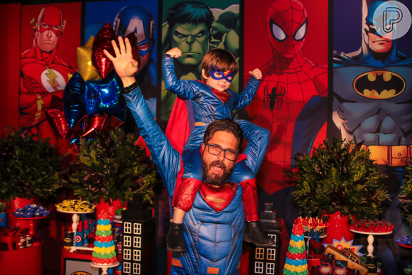 Filho do sertanejo Hudson, Davi esbanjou fofura ao imitar gestos do Super-Homem em sua festa de aniversário
