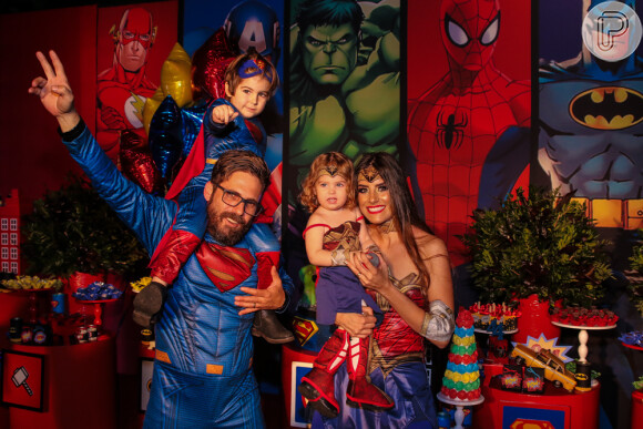 Filho do sertanejo Hudson, Davi esbanjou fofura ao imitar gestos do Super-Homem em sua festa de aniversário, nesta quinta-feira, 18 de julho de 2019