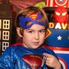 Filho do cantor sertanejo Hudson, Davi esbanjou fofura vestido de Super-Homem