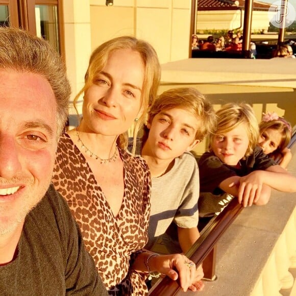 Angélica e o marido, Luciano Huck, estão curtindo férias na Europa com os três filhos, Eva, Joaquim e Benício