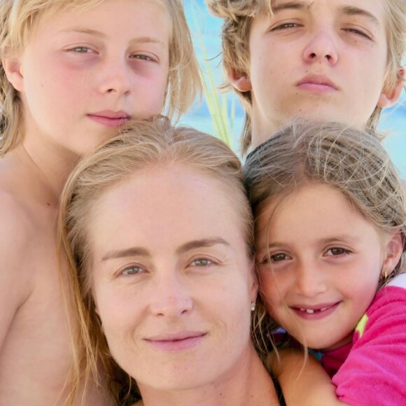 Angélica estava em passeio de barco quando ganhou o elogio do marido, Luciano Huck