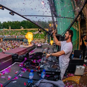 Alok e Romana Novais tiveram a gravidez anunciada ao público no palco do festival Tomorrowland, na Bélgica, após uma apresentação do DJ