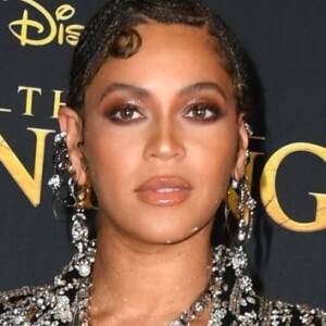 Vestido usado por Beyoncé em clipe de 'Rei Leão' é de estilista brasileira