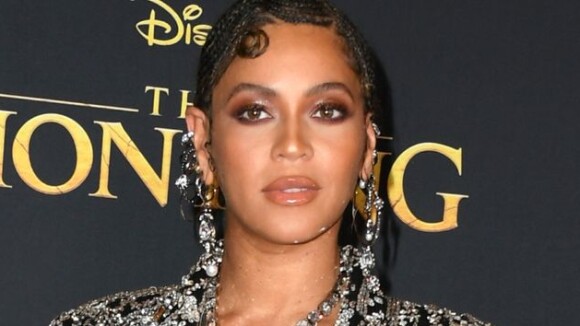 Beyoncé usa vestido brasileiro com 18 mil pedras em clipe de 'O Rei Leão'