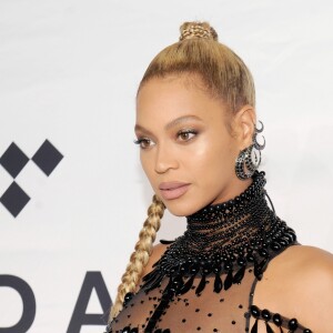 Vestido usado por Beyoncé em clipe de 'Rei Leão' é avaliado em R$ 13 mil