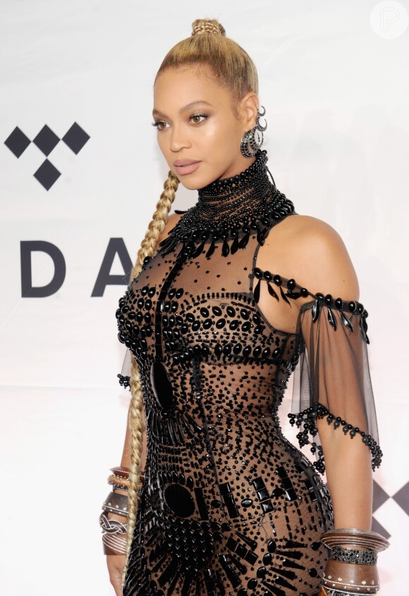 Vestido usado por Beyoncé em clipe de 'Rei Leão' é avaliado em R$ 13 mil
