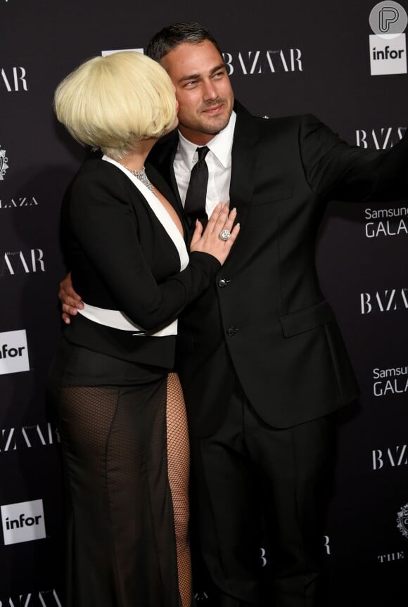 De acordo com uma fonte da publicação, Lady Gaga e Taylor Kinney estão sem tempo para planejar o casamento