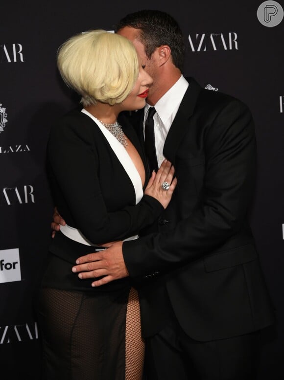 Lady Gaga e Taylor Kinney foram até o restaurante dos pais da cantora para oficializar o compromisso entre os dois