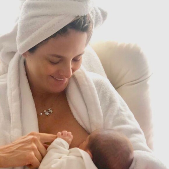 Ticiane Pinheiro commpartilhou momento da amamentação da filha caçula, Manuella: 'Não tem look do dia nem cabelo arrumado'