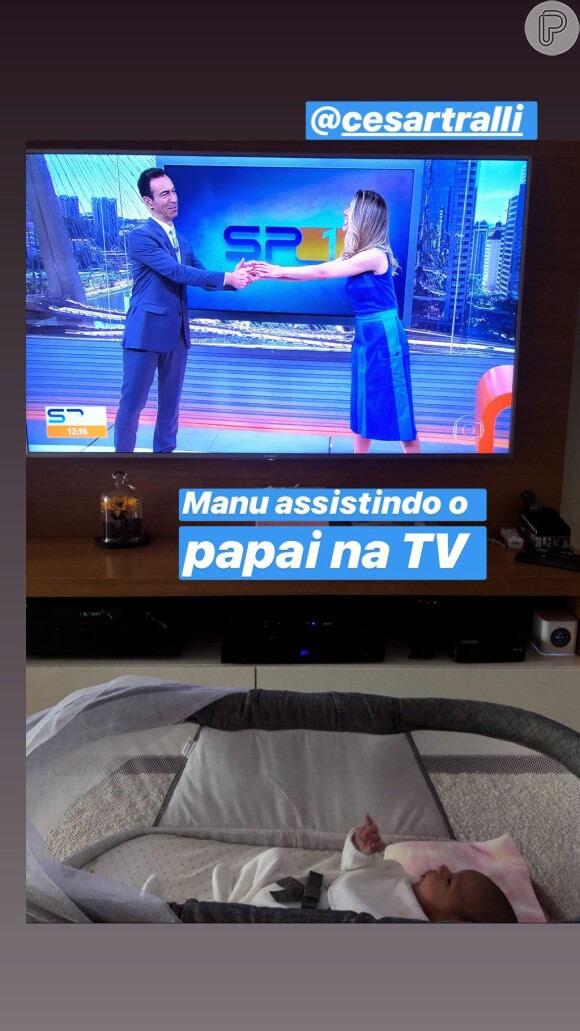 Ticiane Pinheiro mostrou a filha Manuella, de quase um mês, assistindo ao pai, Cesar Tralli, na TV
