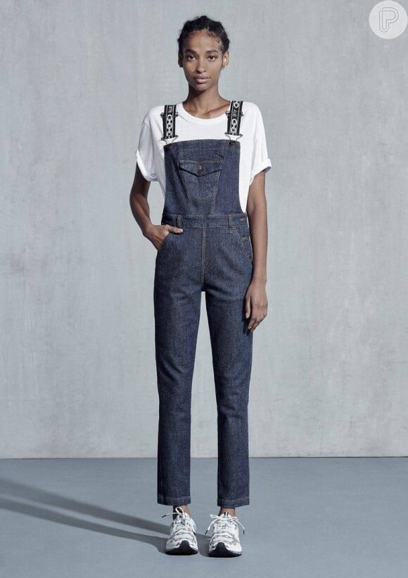 A jardineira jeans da Hering com a grife À La Garçonne é estilosa e tem as alças estampadas. Custa R$ 359,99 