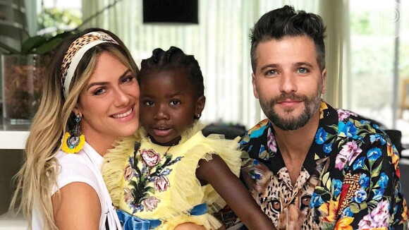 Bruno Gagliasso e Giovanna Ewbank adotaram menino de 4 anos no Malawi, na África do Sul, informa o colunista Leo Dias nesta quinta-feira, 25 de julho de 2019