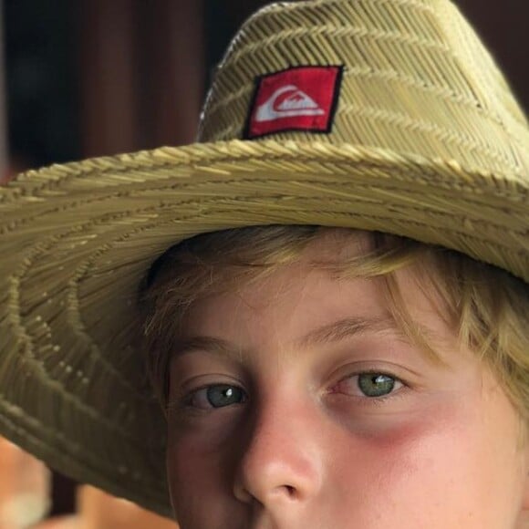 'Muito gratos, abençoados e felizes. Beni esta de volta ao mar! Mas agora, ele e seu inseparável capacete', festejou Luciano Huck