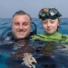 Luciano Huck mostra o filho Benício de volta ao mar um mês após acidente