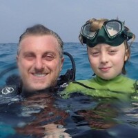 Filho de Huck e Angélica volta a praticar esporte no mar um mês após acidente