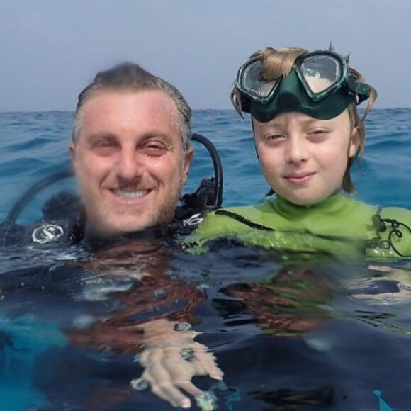 Luciano Huck mostra o filho Benício de volta ao mar um mês após acidente