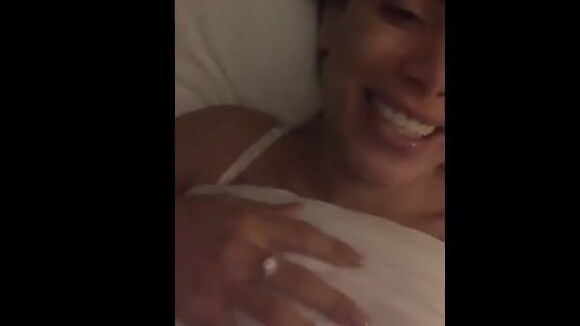 Anitta surgiu de anel de brilhante em vídeos na cama com o namorado, Pedro Scooby